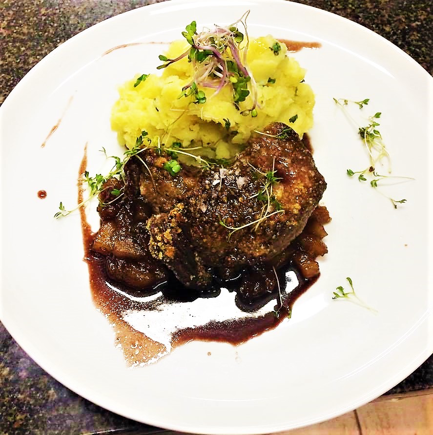 Rump steak zapečený parmazánem s vinnou omáčkou, hruškovým chutney a šťouchaným bramborem